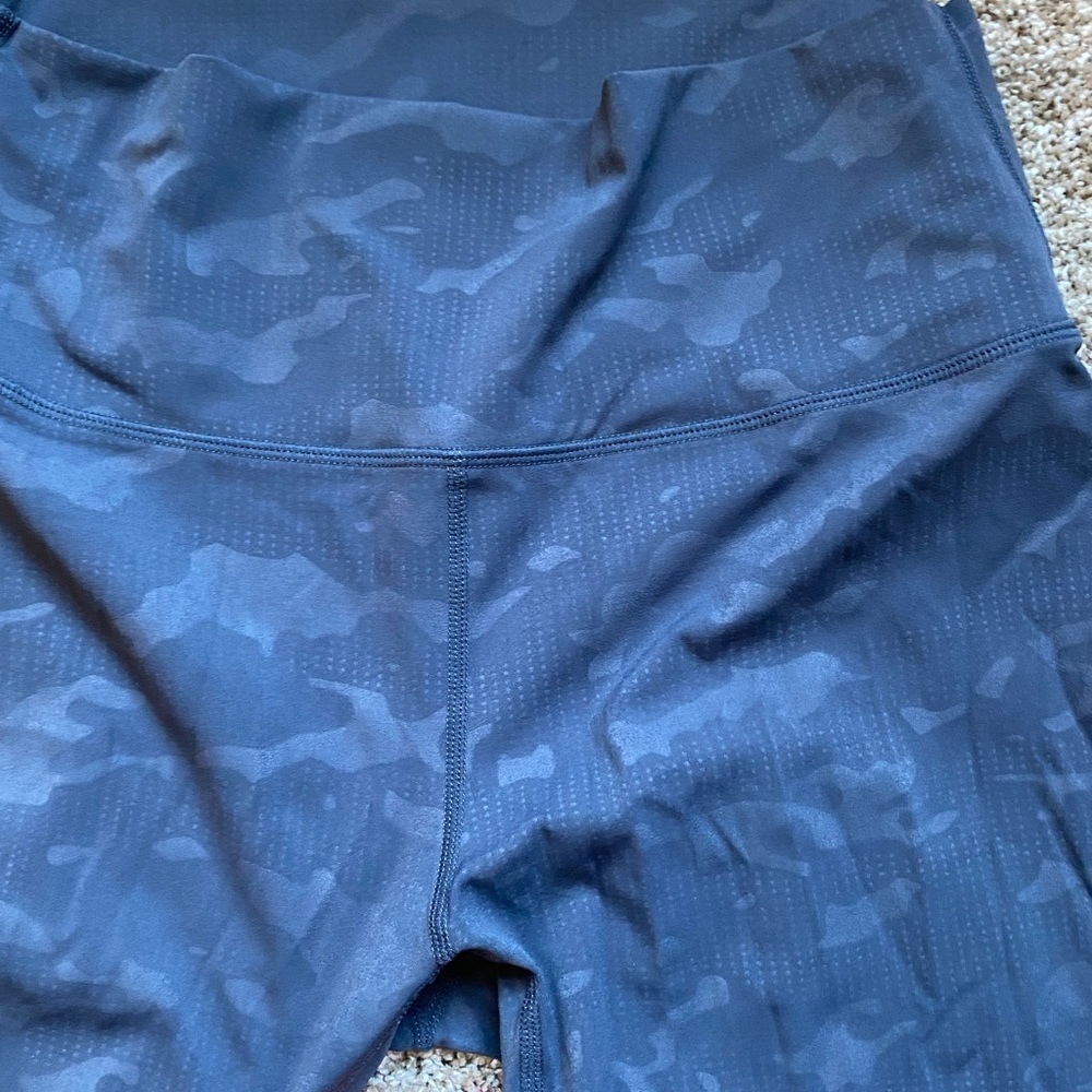 𝅺Zyia Gray battleship camo luxe leggings size 8-10. LIKE NEW